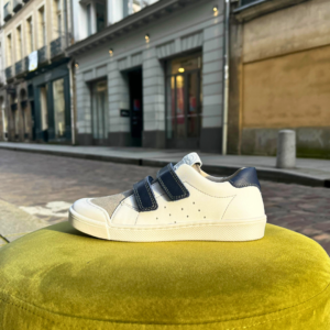 Chaussure basse enfant en cuir lisse et cuir velours coloris blanc gris et marine à scratch