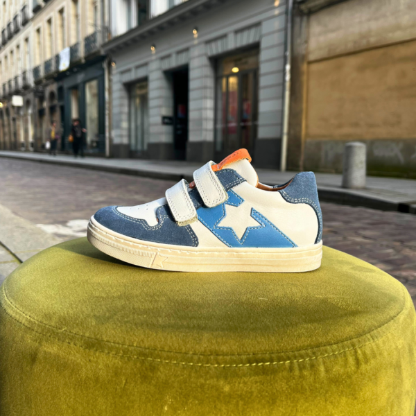 Chaussure basse enfant en cuir lisse coloris blanc bleu et orange à scratch