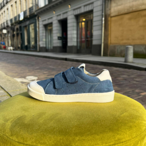 Chaussure basse enfant en cuir velours coloris bleu jean à scratch