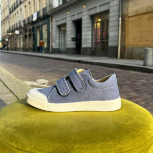 Chaussure basse enfant en cuir lisse et jeans coloris bleu jeans à scratch