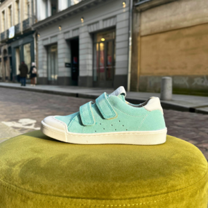 Chaussure basse enfant en cuir velours coloris turquoise à scratch