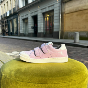 Chaussure basse enfant en cuir lisse coloris violet irisé à scratch